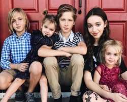 She has a twin sister named Emma. She has three more siblings including Kaitlin, Charles Jr., and Finn. All of them are noted for their appearance on 